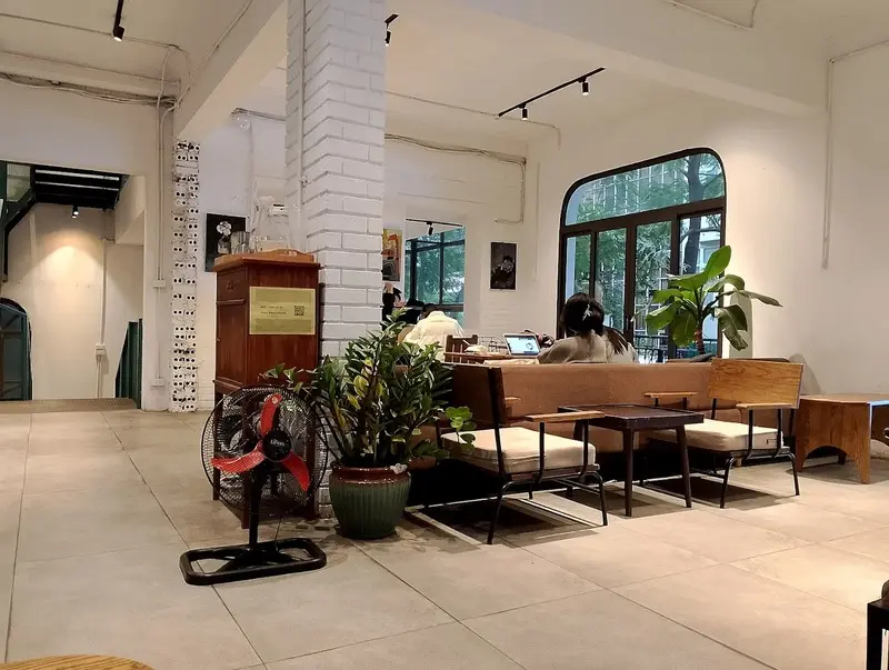 Cafe Hầm Tr&uacute; Ẩn g&oacute;c b&igrave;nh y&ecirc;n n&eacute;p m&igrave;nh giữa l&ograve;ng H&agrave; Nội 8