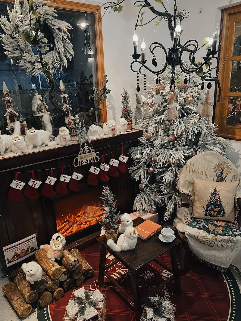 Cheka Cafe: Thi&ecirc;n đường check-in Noel l&atilde;ng mạn tại H&agrave; Nội 6