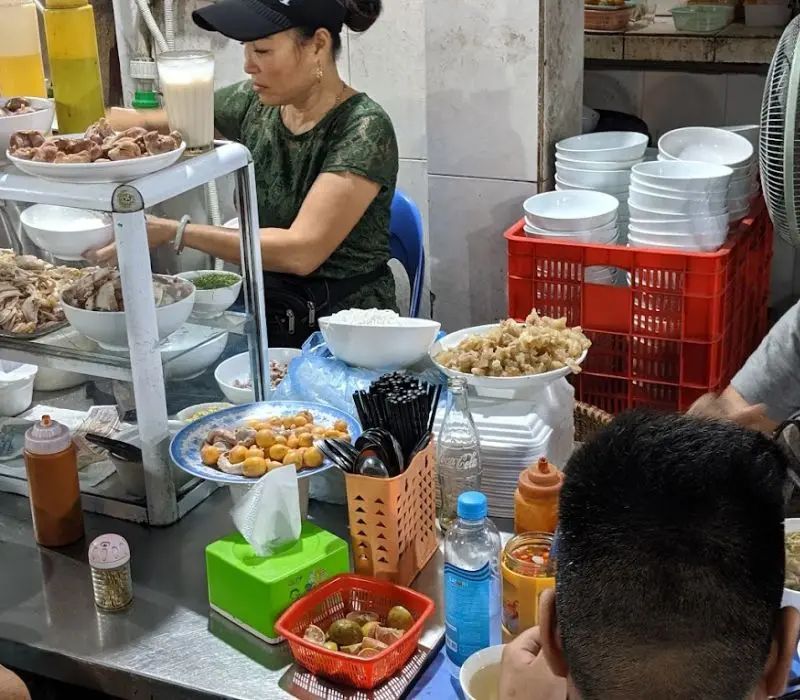 Điểm danh 10 qu&aacute;n phở b&ograve; sốt vang đặc sắc của H&agrave; Nội 9