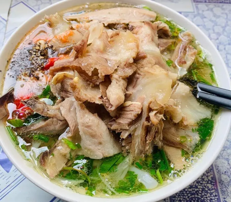 Điểm danh 10 qu&aacute;n phở b&ograve; sốt vang đặc sắc của H&agrave; Nội 2