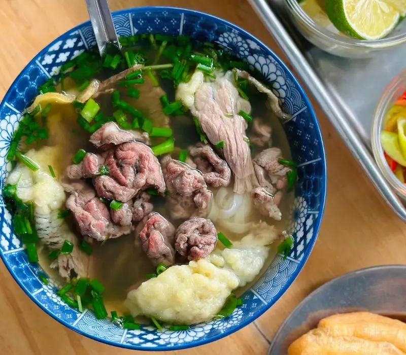 Điểm danh 10 qu&aacute;n phở b&ograve; sốt vang đặc sắc của H&agrave; Nội 11