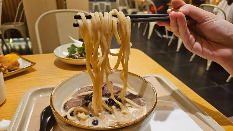 Độc lạ m&igrave; tr&agrave; sữa tr&acirc;n ch&acirc;u bắp b&ograve; đi đầu xu hướng Fusion food 4