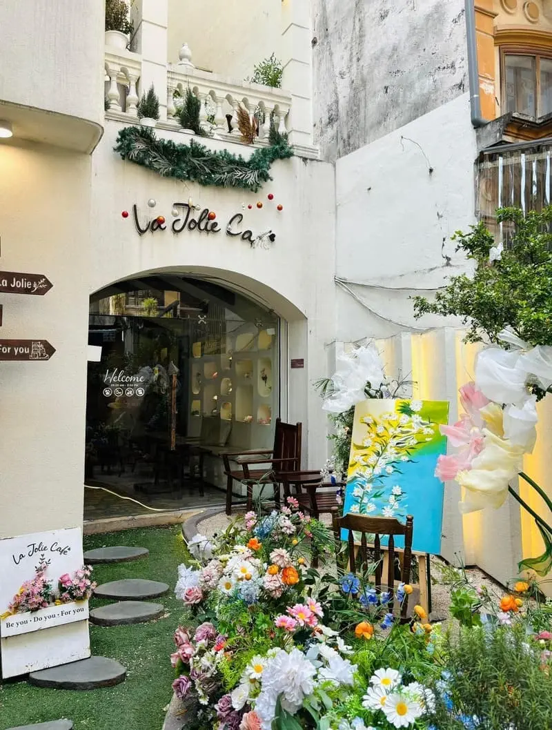 Kh&aacute;m ph&aacute; La Jolie Caf&eacute;, khu vườn cổ t&iacute;ch giữa l&ograve;ng H&agrave; th&agrave;nh 5
