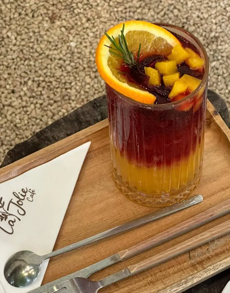 Kh&aacute;m ph&aacute; La Jolie Caf&eacute;, khu vườn cổ t&iacute;ch giữa l&ograve;ng H&agrave; th&agrave;nh 3