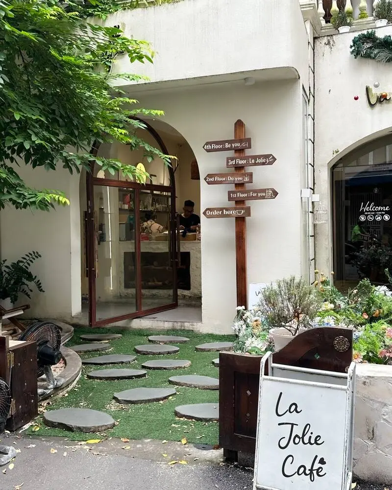 Kh&aacute;m ph&aacute; La Jolie Caf&eacute;, khu vườn cổ t&iacute;ch giữa l&ograve;ng H&agrave; th&agrave;nh 2