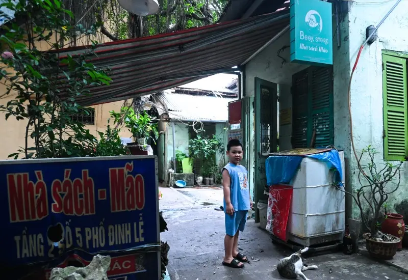 Kh&aacute;m ph&aacute; nh&agrave; s&aacute;ch M&atilde;o: Tiệm s&aacute;ch l&acirc;u đời bậc nhất H&agrave; Nội 2