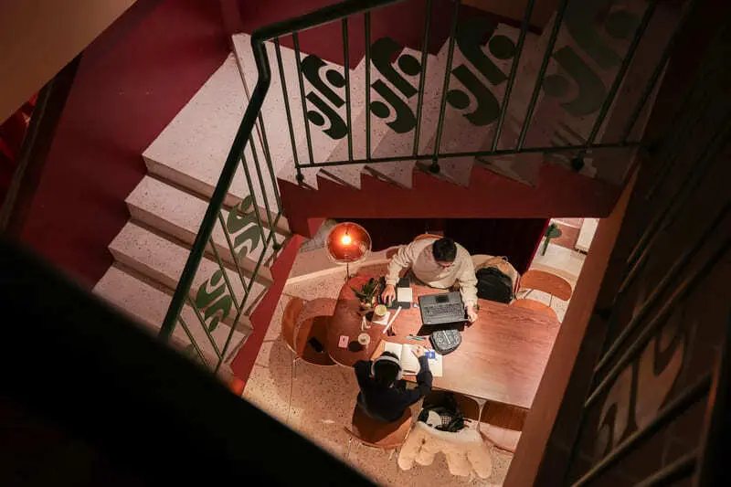 Kh&aacute;m ph&aacute; văn h&oacute;a tại Sắn.cafe c&ugrave;ng kh&ocirc;ng gian đậm chất Đ&ocirc;ng Hồ 2