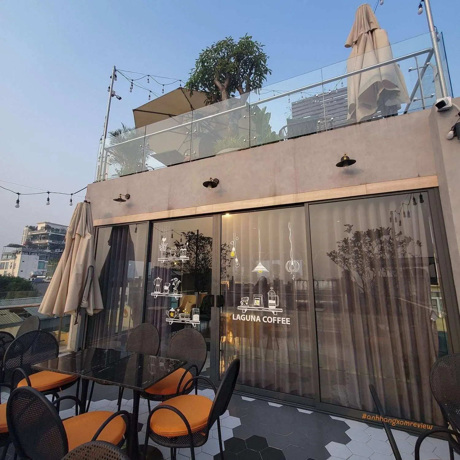 Ngắm ho&agrave;ng h&ocirc;n to&agrave;n Hồ T&acirc;y ở Laguna Rooftop Hanoi 2