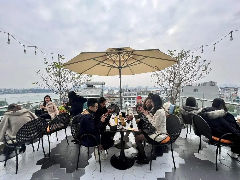 Ngắm ho&agrave;ng h&ocirc;n to&agrave;n Hồ T&acirc;y ở Laguna Rooftop Hanoi 7