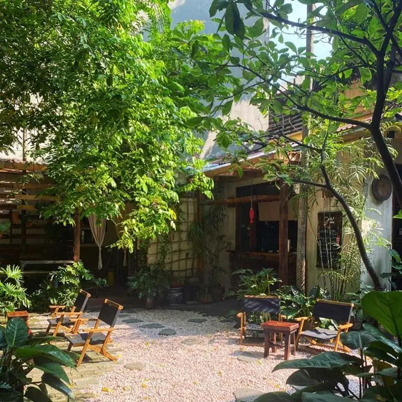 Những tiệm c&agrave; ph&ecirc; ở H&agrave; Nội ẩn m&igrave;nh giữa khu tập thể cũ 11