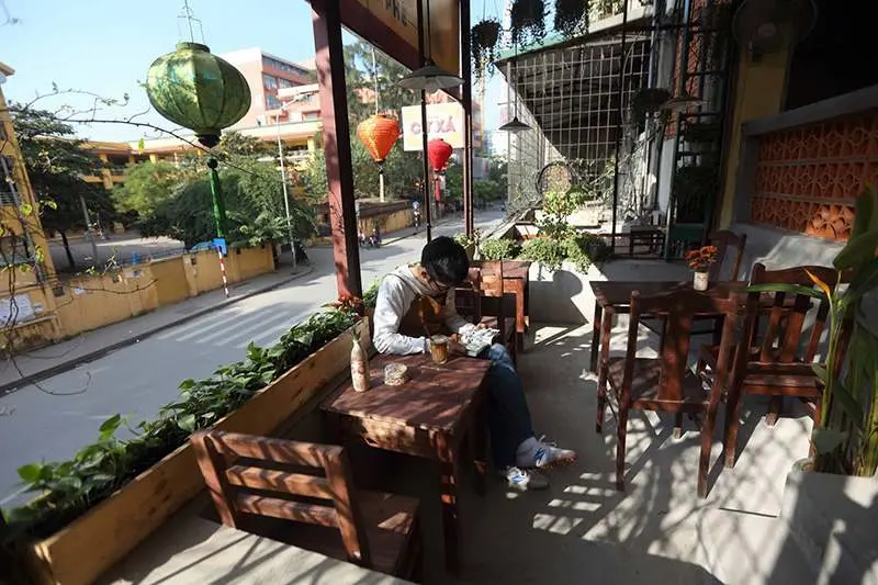 Những tiệm c&agrave; ph&ecirc; ở H&agrave; Nội ẩn m&igrave;nh giữa khu tập thể cũ 9