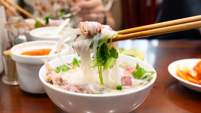 Phở 10 L&yacute; Quốc Sư, tinh hoa ẩm thực truyền thống Việt 6
