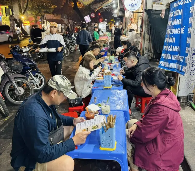Phở g&agrave; Nguyệt, từ ẩm thực địa phương đến ng&ocirc;i sao Michelin 6
