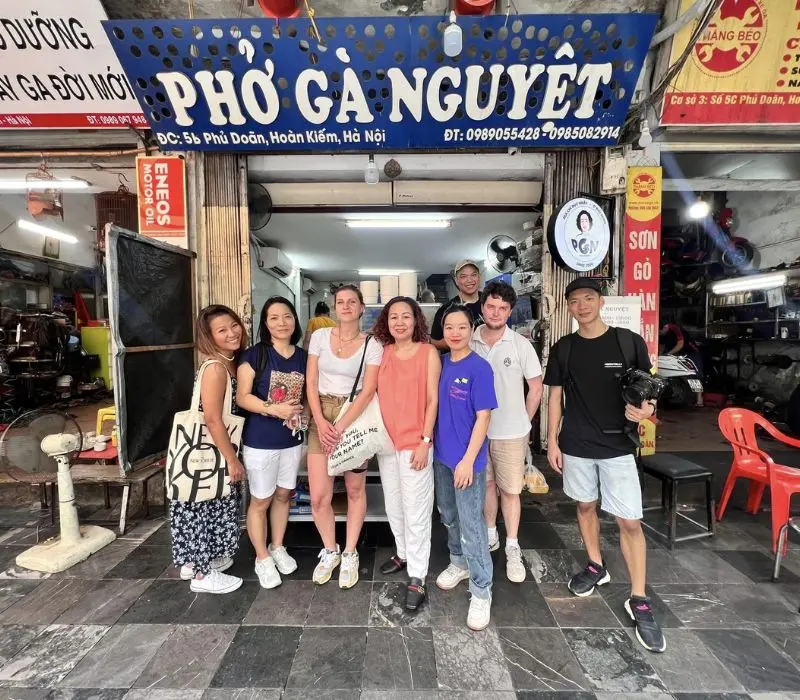 Phở g&agrave; Nguyệt, từ ẩm thực địa phương đến ng&ocirc;i sao Michelin 8