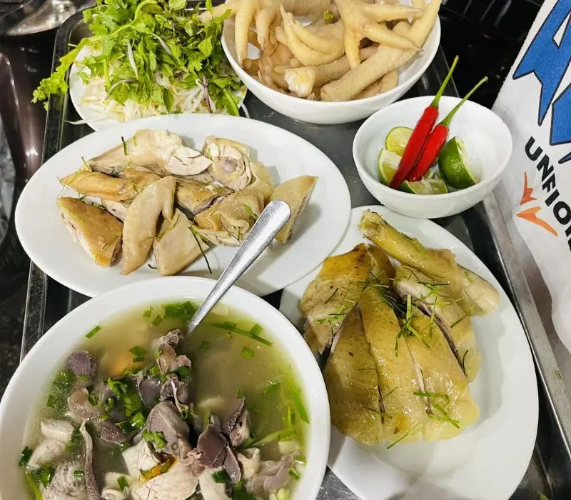 Phở g&agrave; Nguyệt, từ ẩm thực địa phương đến ng&ocirc;i sao Michelin 10
