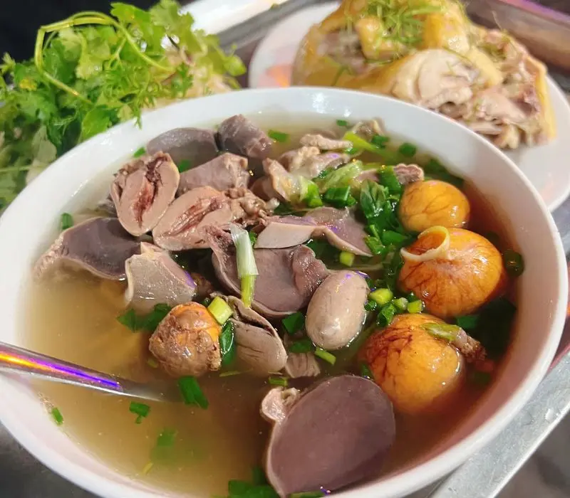 Phở g&agrave; Nguyệt, từ ẩm thực địa phương đến ng&ocirc;i sao Michelin 5