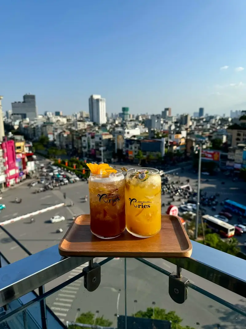 Review Aries Rooftop Coffee: Điểm hẹn giữa tầng m&acirc;y v&agrave; &aacute;nh ho&agrave;ng h&ocirc;n 6