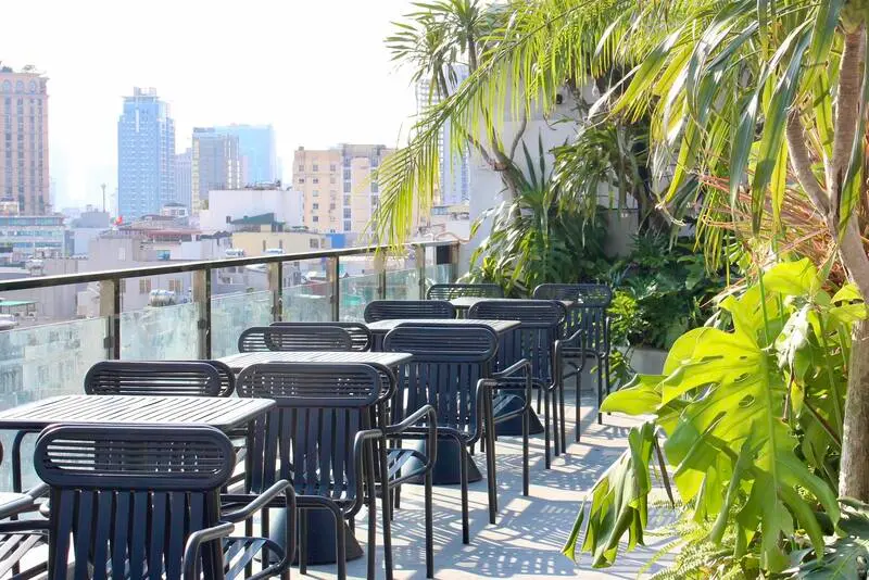 Review Aries Rooftop Coffee: Điểm hẹn giữa tầng m&acirc;y v&agrave; &aacute;nh ho&agrave;ng h&ocirc;n 3