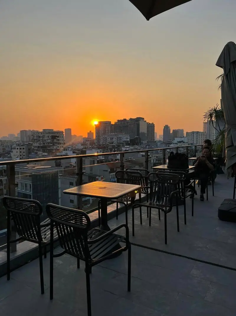 Review Aries Rooftop Coffee: Điểm hẹn giữa tầng m&acirc;y v&agrave; &aacute;nh ho&agrave;ng h&ocirc;n 4