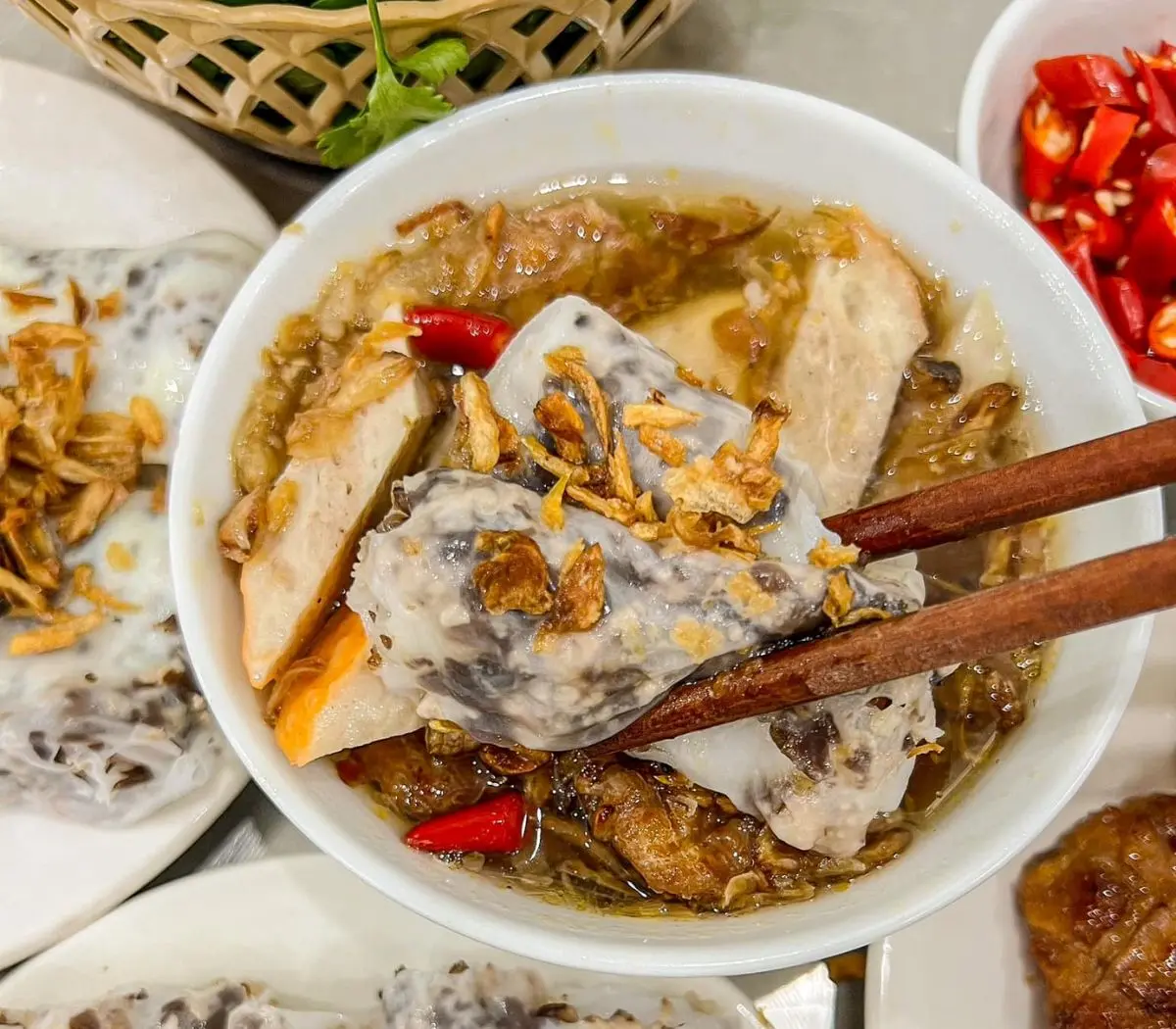 Review hai hàng bánh cuốn Đội Cấn nổi tiếng tại Hà Nội 9