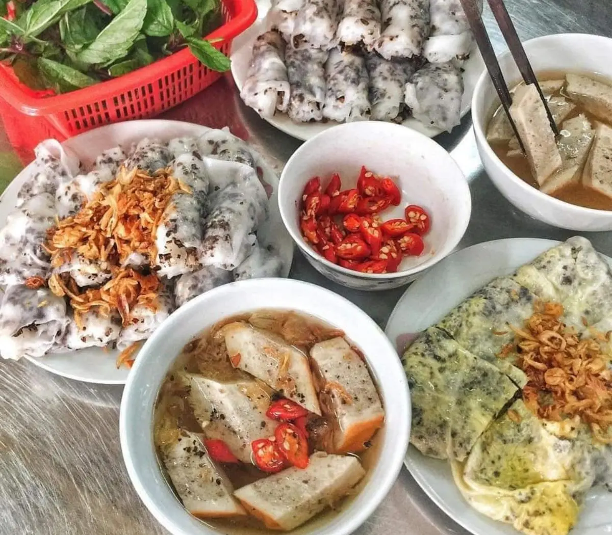 Review hai hàng bánh cuốn Đội Cấn nổi tiếng tại Hà Nội 3