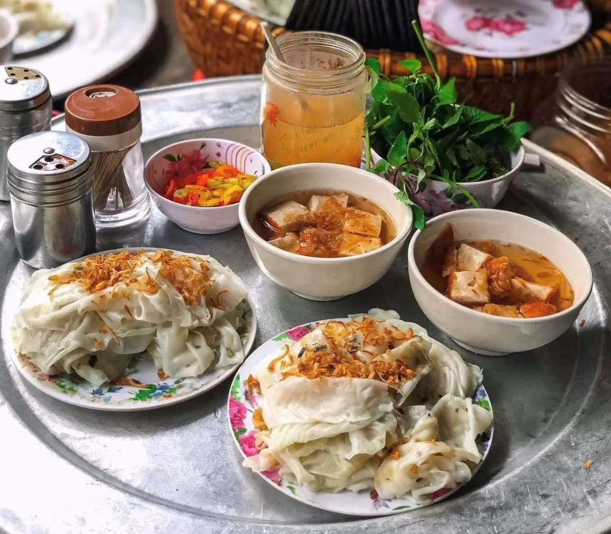Review hai hàng bánh cuốn Đội Cấn nổi tiếng tại Hà Nội 7