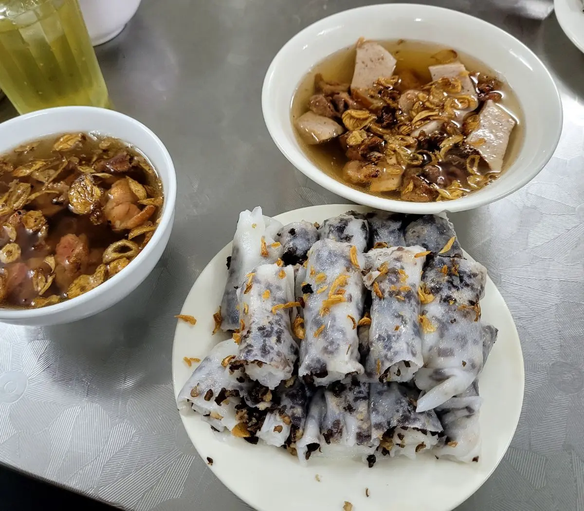 Review hai hàng bánh cuốn Đội Cấn nổi tiếng tại Hà Nội 2