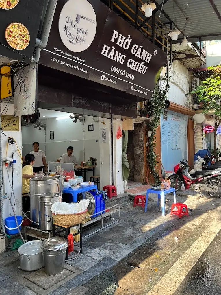 Thưởng thức đặc sản phở g&aacute;nh H&agrave; Nội với 6 qu&aacute;n phở nổi tiếng 4