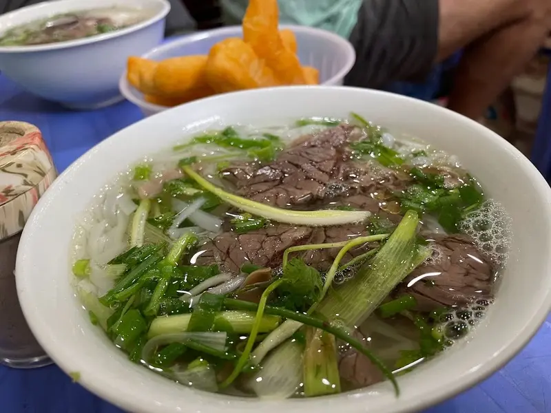 Thưởng thức đặc sản phở g&aacute;nh H&agrave; Nội với 6 qu&aacute;n phở nổi tiếng 6