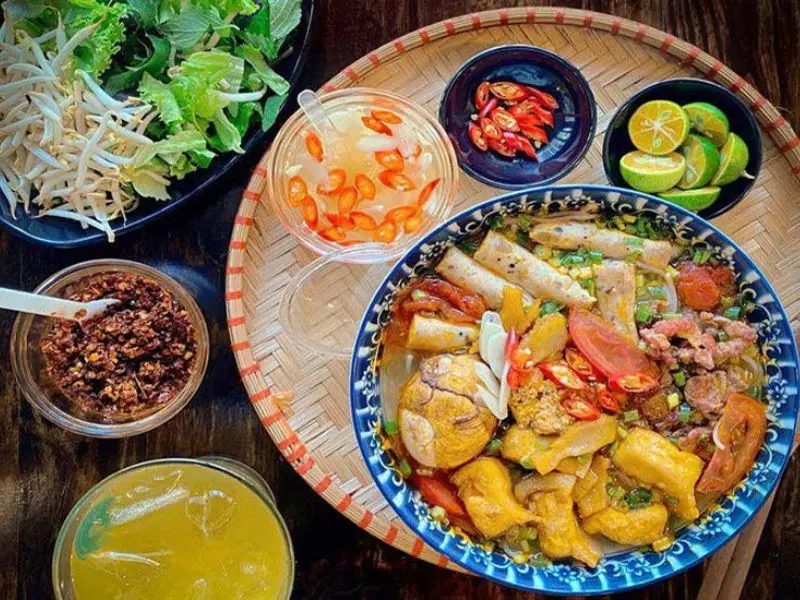 Top 10 qu&aacute;n b&uacute;n ri&ecirc;u ngon H&agrave; Nội được d&acirc;n s&agrave;nh ăn khuy&ecirc;n đi 8
