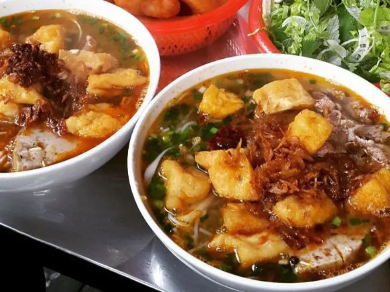 Top 10 qu&aacute;n b&uacute;n ri&ecirc;u ngon H&agrave; Nội được d&acirc;n s&agrave;nh ăn khuy&ecirc;n đi 4