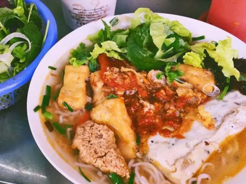 Top 10 qu&aacute;n b&uacute;n ri&ecirc;u ngon H&agrave; Nội được d&acirc;n s&agrave;nh ăn khuy&ecirc;n đi 6