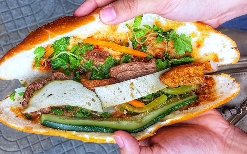 Top 15 quán bánh mì Hà Nội chuẩn vị phố cổ được yêu thích 8