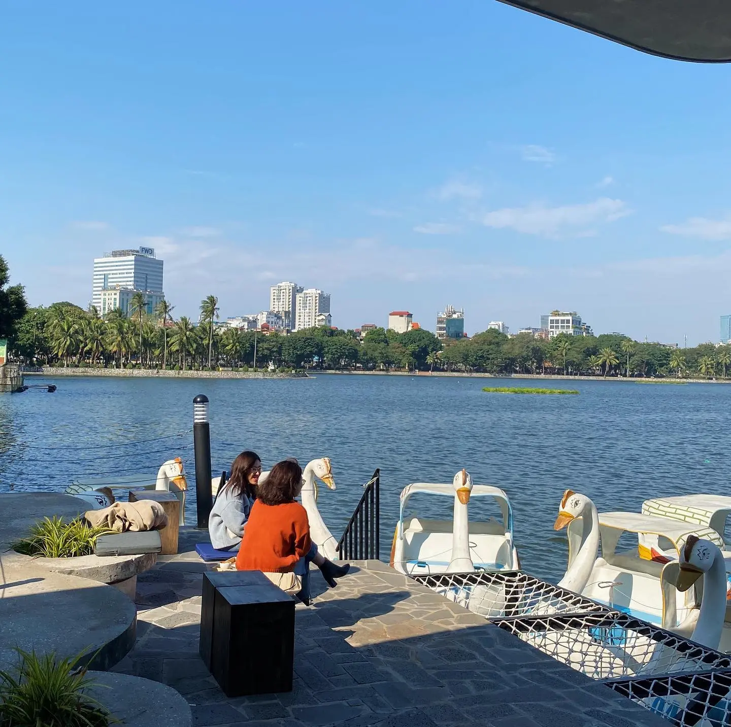 Vừa uống c&agrave; ph&ecirc; vừa đạp vịt ở The Sipping Bar Waterfront 3