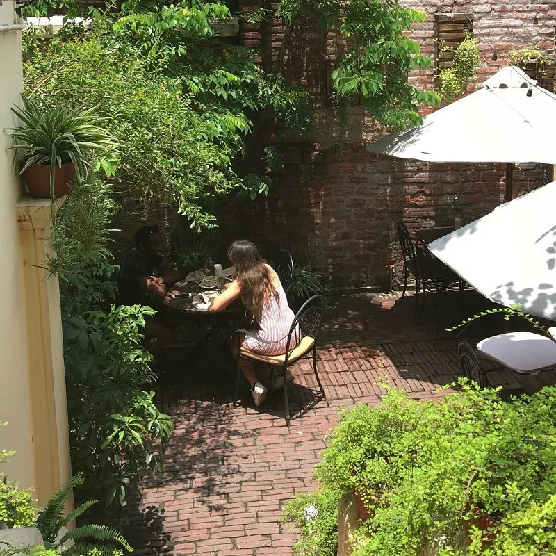 Xofa Caf&eacute; & Bistro: nơi tr&uacute; ch&acirc;n ấm &aacute;p mỗi khi đ&ecirc;m về 5