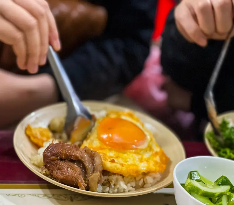X&ocirc;i &ocirc;ng H&ograve;a: Thưởng thức x&ocirc;i thịt m&aacute; đ&agrave;o nức tiếng H&agrave; Nội 3
