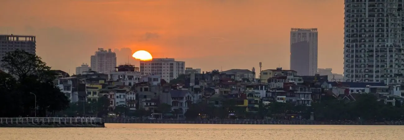 Bức tranh Hoàng hôn Hồ Tây tuyệt sắc những ngày cuối thu