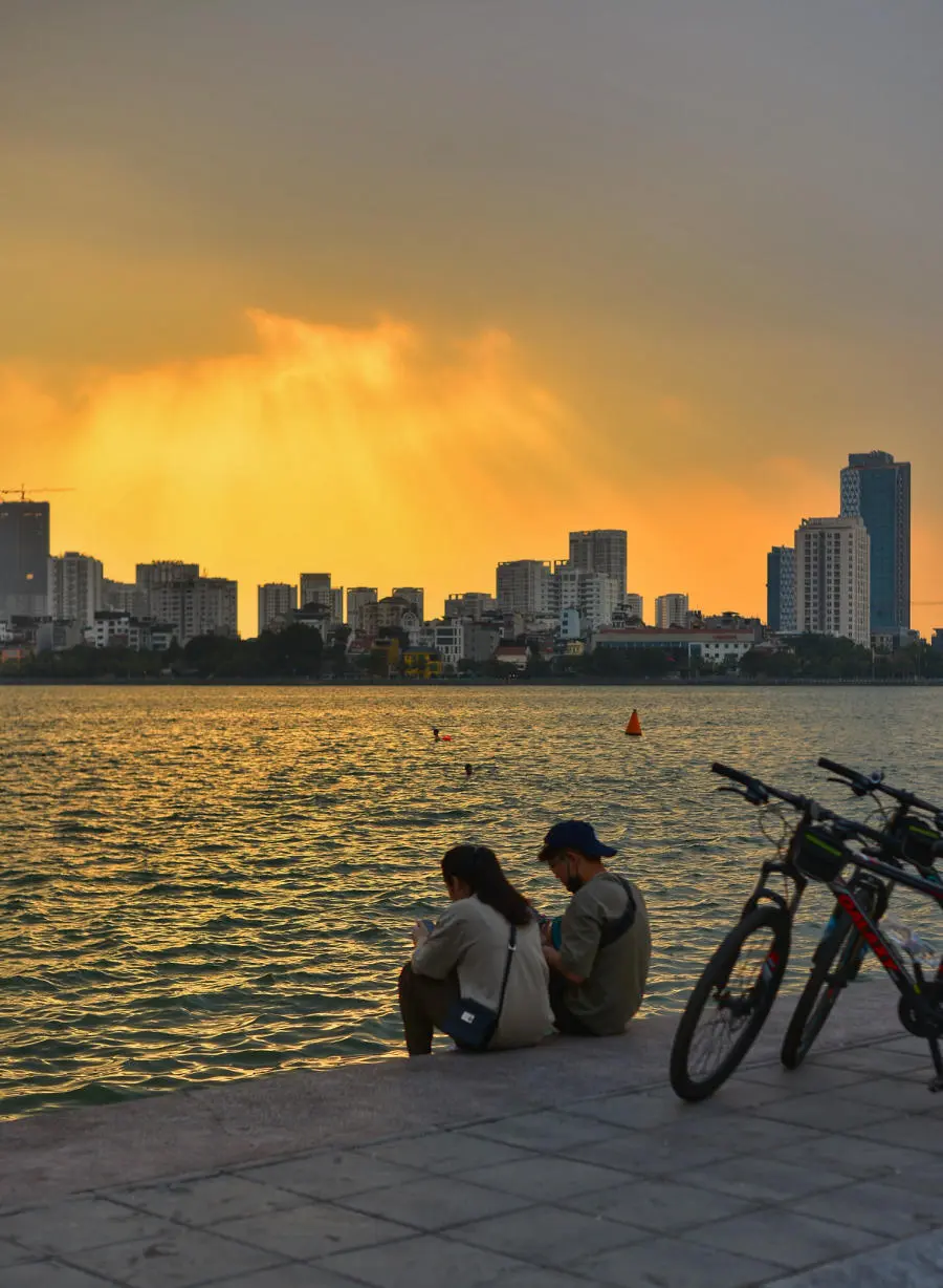 Bức tranh Ho&agrave;ng h&ocirc;n Hồ T&acirc;y mỗi buổi chiều t&agrave; đẹp m&ecirc; mẩn l&ograve;ng người 7