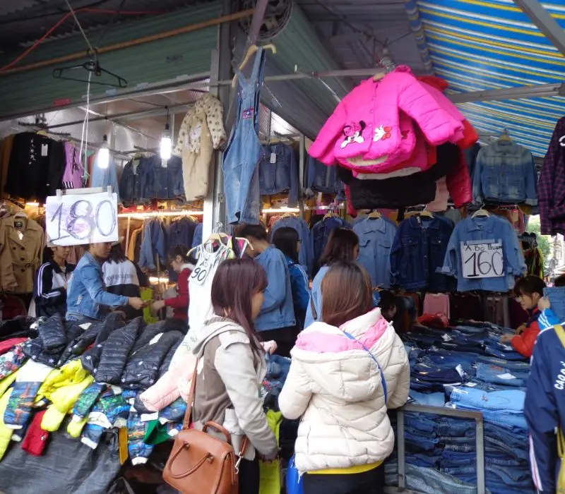 Chợ Nh&agrave; Xanh, thi&ecirc;n đường mua sắm gi&aacute; rẻ cho sinh vi&ecirc;n H&agrave; Nội 7