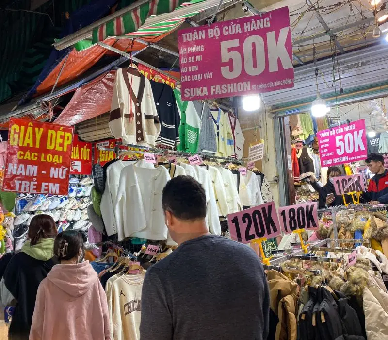 Chợ Nh&agrave; Xanh, thi&ecirc;n đường mua sắm gi&aacute; rẻ cho sinh vi&ecirc;n H&agrave; Nội 4