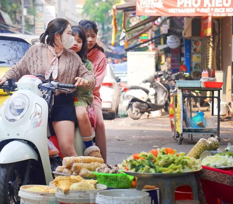 Chợ Nh&agrave; Xanh, thi&ecirc;n đường mua sắm gi&aacute; rẻ cho sinh vi&ecirc;n H&agrave; Nội 8