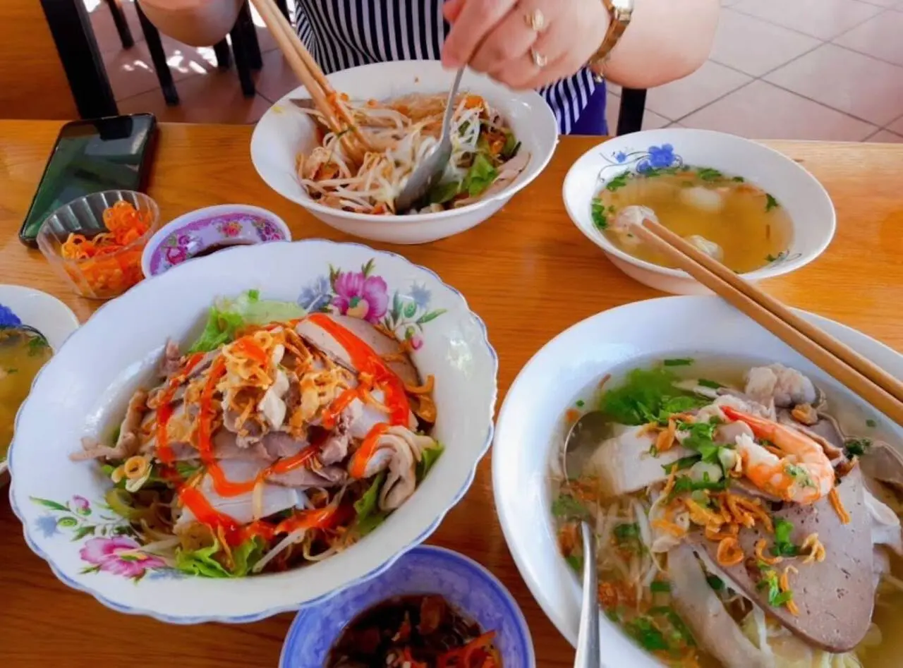 C&ugrave;ng kh&aacute;m ph&aacute; danh s&aacute;ch m&oacute;n ngon H&agrave; Nội tại phố đi bộ Hồ Gươm 7