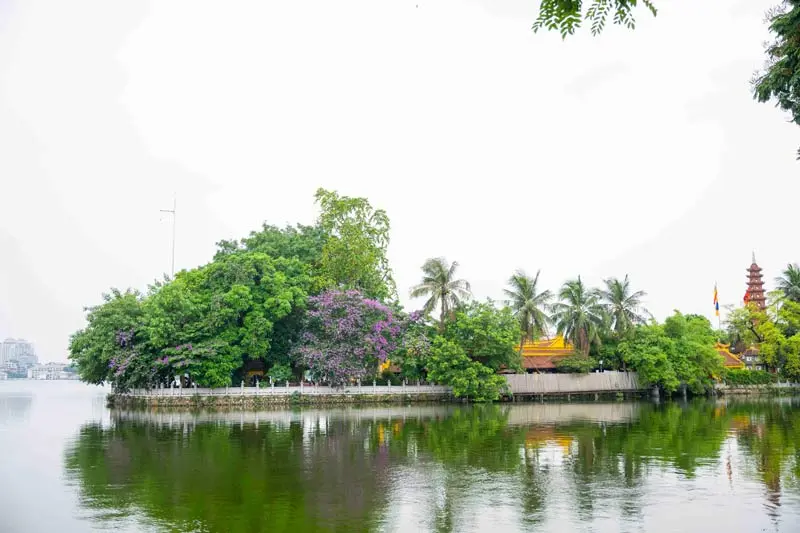 Dạo bước ngắm đường Thanh Ni&ecirc;n, con phố t&igrave;nh y&ecirc;u của H&agrave; Nội 10