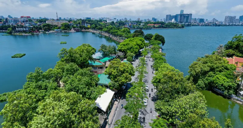 Dạo bước ngắm đường Thanh Ni&ecirc;n, con phố t&igrave;nh y&ecirc;u của H&agrave; Nội 2
