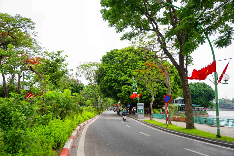 Dạo bước ngắm đường Thanh Ni&ecirc;n, con phố t&igrave;nh y&ecirc;u của H&agrave; Nội 5