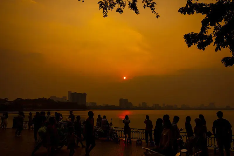 Dạo bước ngắm đường Thanh Ni&ecirc;n, con phố t&igrave;nh y&ecirc;u của H&agrave; Nội 8