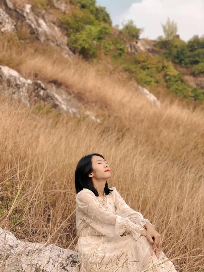 Đến N&uacute;i Trầm ngắm m&ugrave;a cỏ ch&aacute;y thơ mộng v&agrave; hoang d&atilde; 3