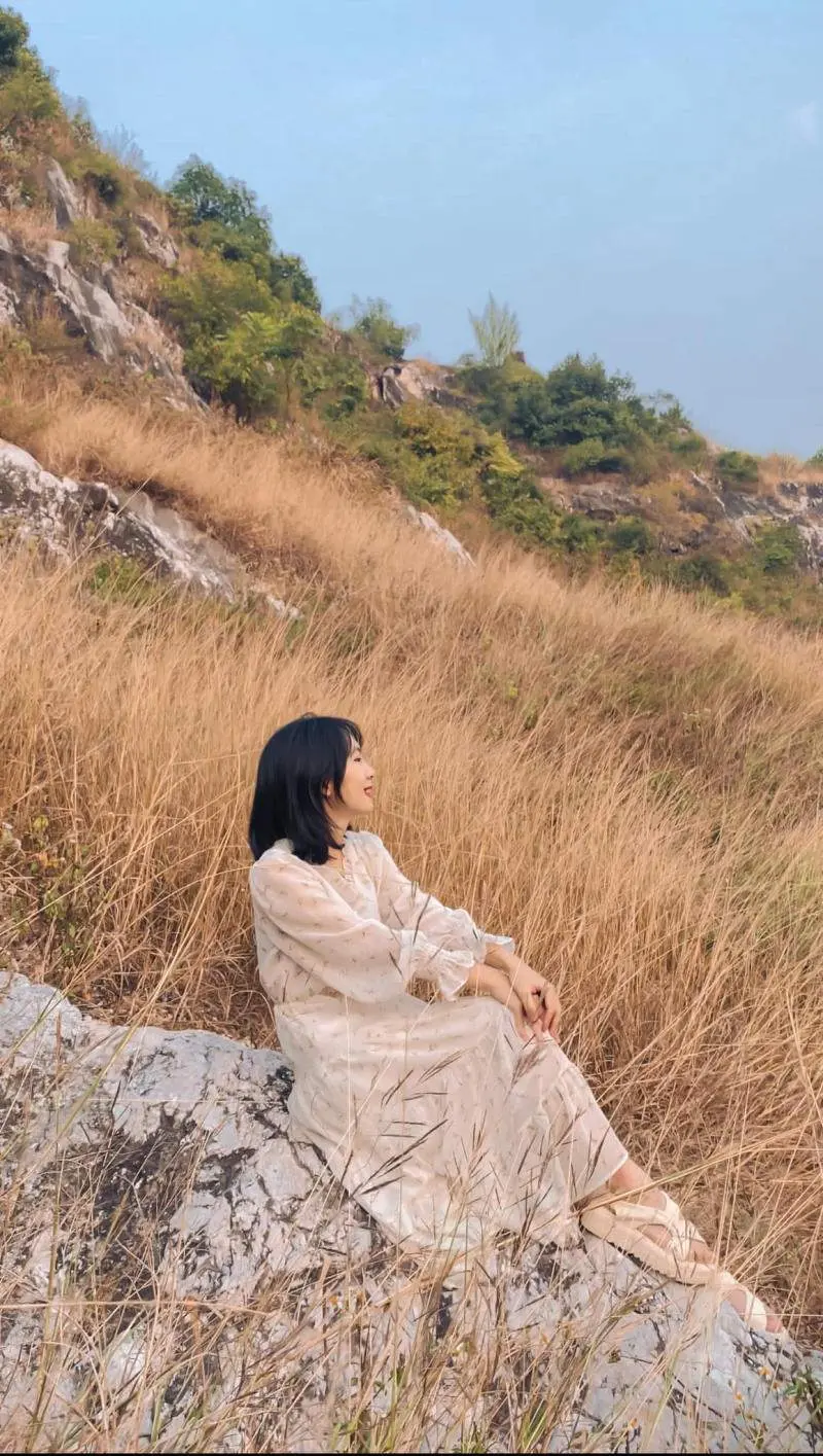 Đến N&uacute;i Trầm ngắm m&ugrave;a cỏ ch&aacute;y thơ mộng v&agrave; hoang d&atilde; 2