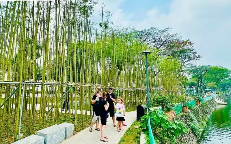 Hồ Tr&uacute;c Bạch: G&oacute;c b&igrave;nh y&ecirc;n hiếm c&oacute; giữa l&ograve;ng H&agrave; Nội nhộn nhịp 5