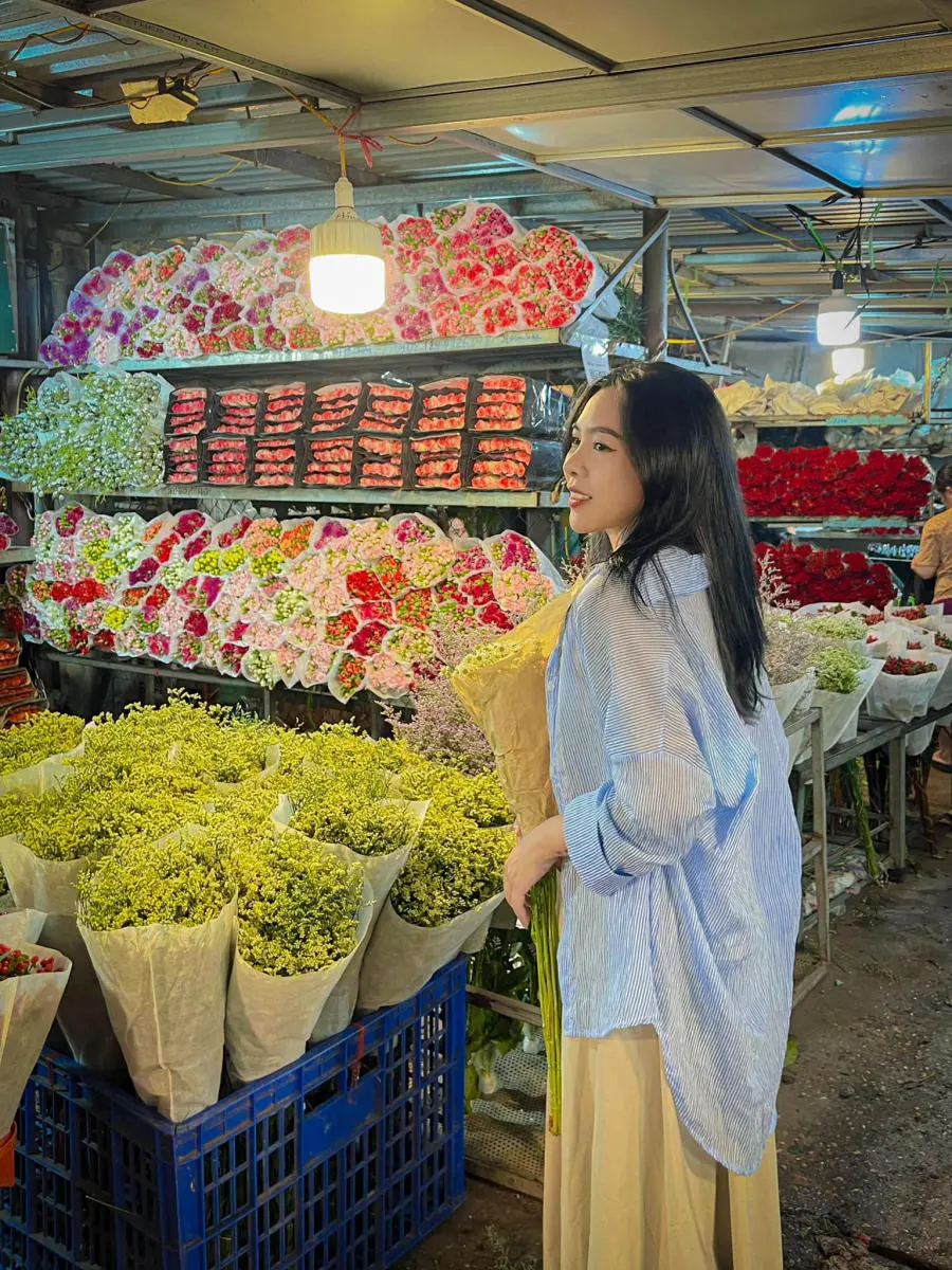 Kh&aacute;m ph&aacute; Chợ hoa Quảng B&aacute; về đ&ecirc;m c&oacute; g&igrave; đặc sắc 6